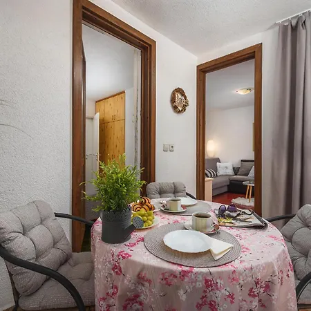 Appartamento Awesome In Cervar Porat With Kitchen Porec